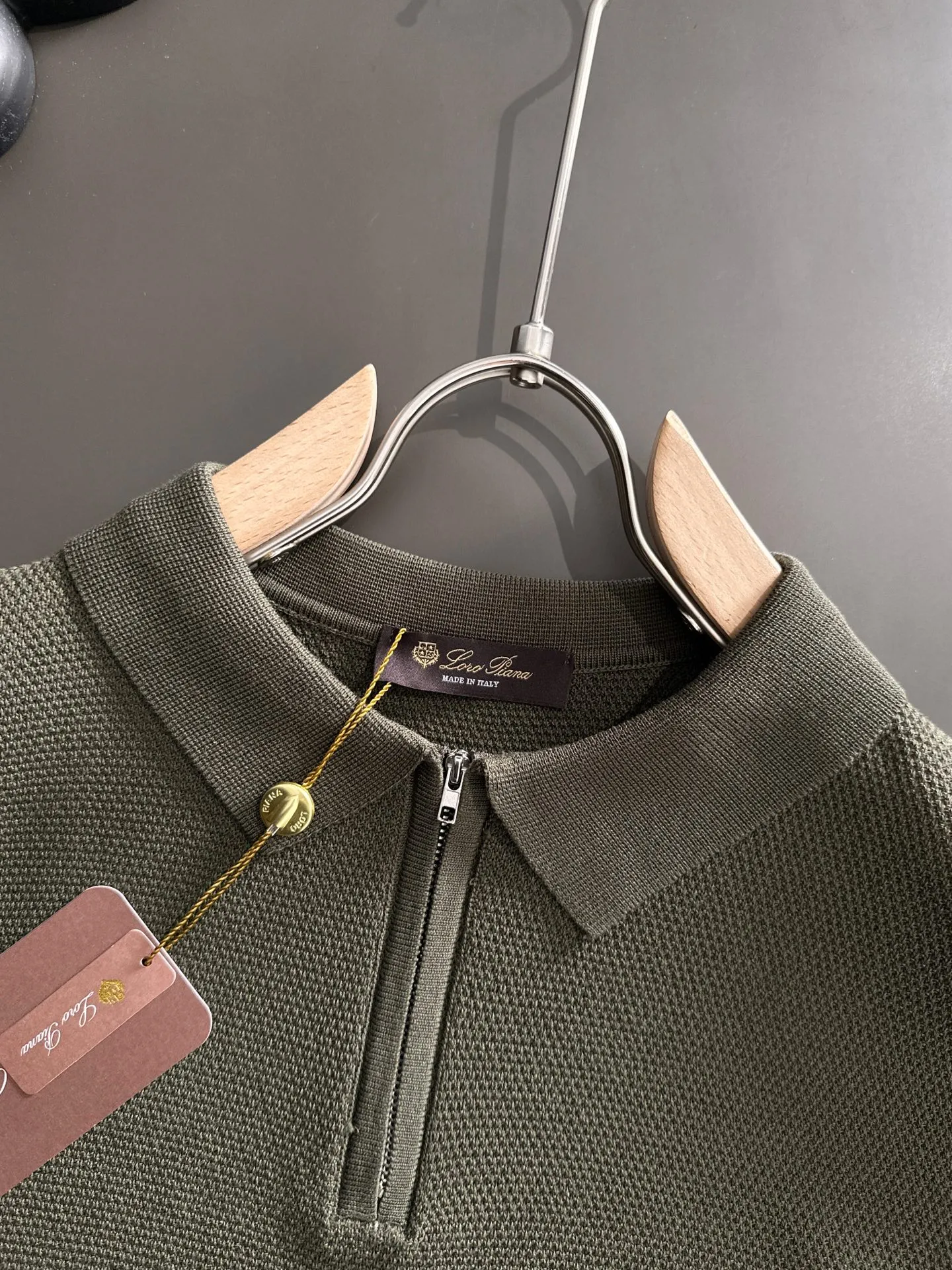 Next day shipment LP high quality Loro Piana 26ss New Arrival men's short-sleeved T-shirt Made of combed cotton yarn knitted cotton fabric, no pressure when entering and exiting the counter Exclusive control of raw materials It feels substantial when weighed, and the upper body is more textured than ordinary T-shirts. This texture can cope with the weather easily and is suitable for both hot and cold! Loose fit design, looks noble. The only correct version is available Size: M to XXXL